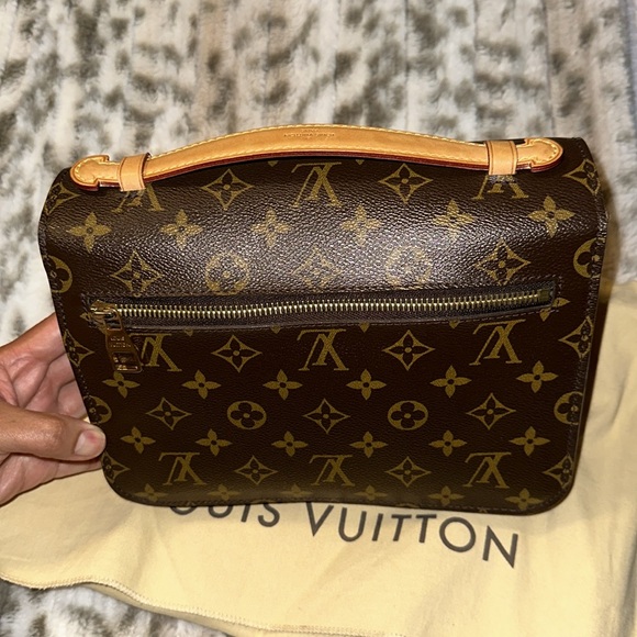 Louis Vuitton Pochette Métis Monogram - Picture 8 of 10